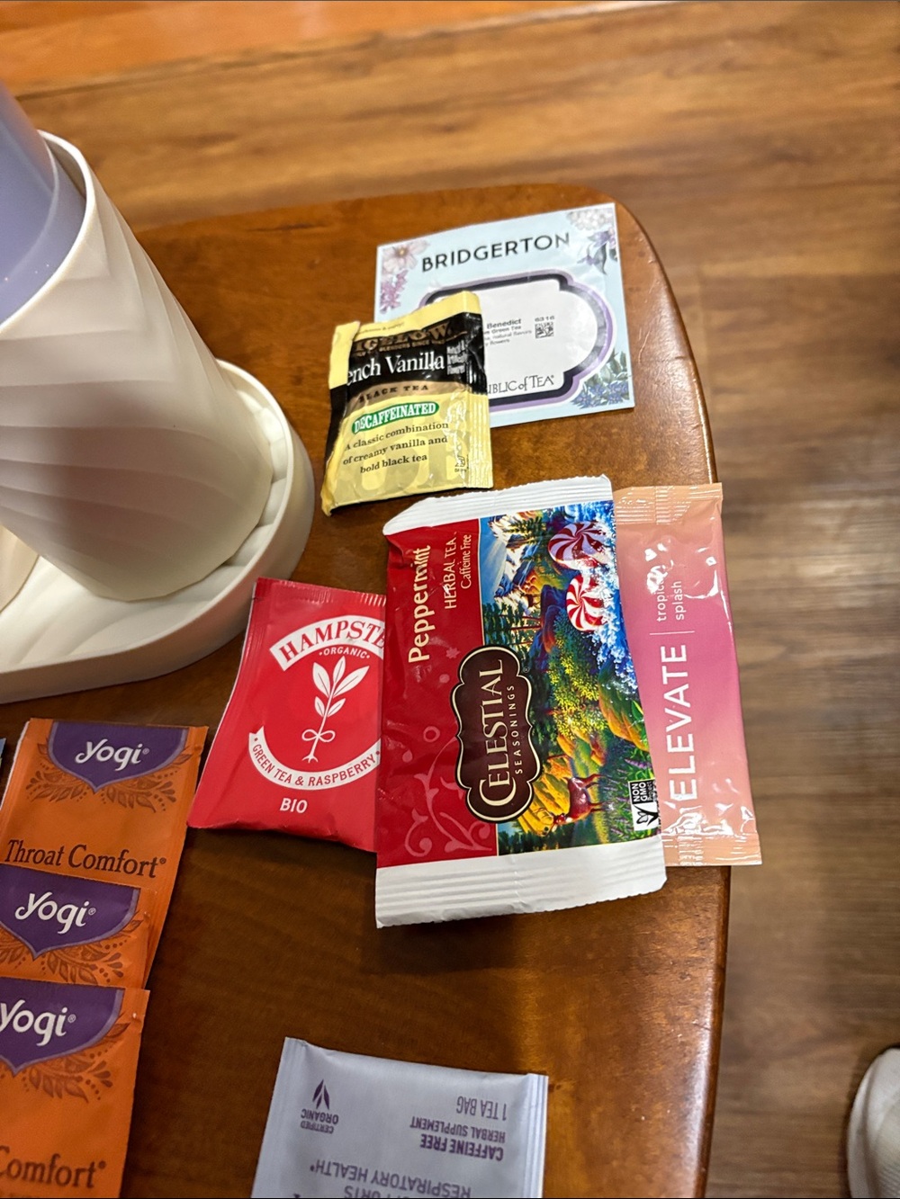 Starbucks cup with yogi tea bags in beige containers. Tea bags in container. - Picture 4 of 16